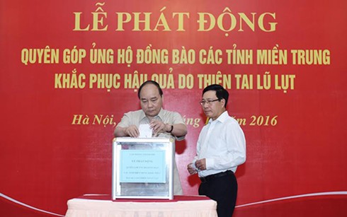 Lãnh đạo Đảng, Nhà nước, Chính phủ và các cơ quan quyên góp ủng hộ đồng bào miền Trung bị lũ lụt - ảnh 1